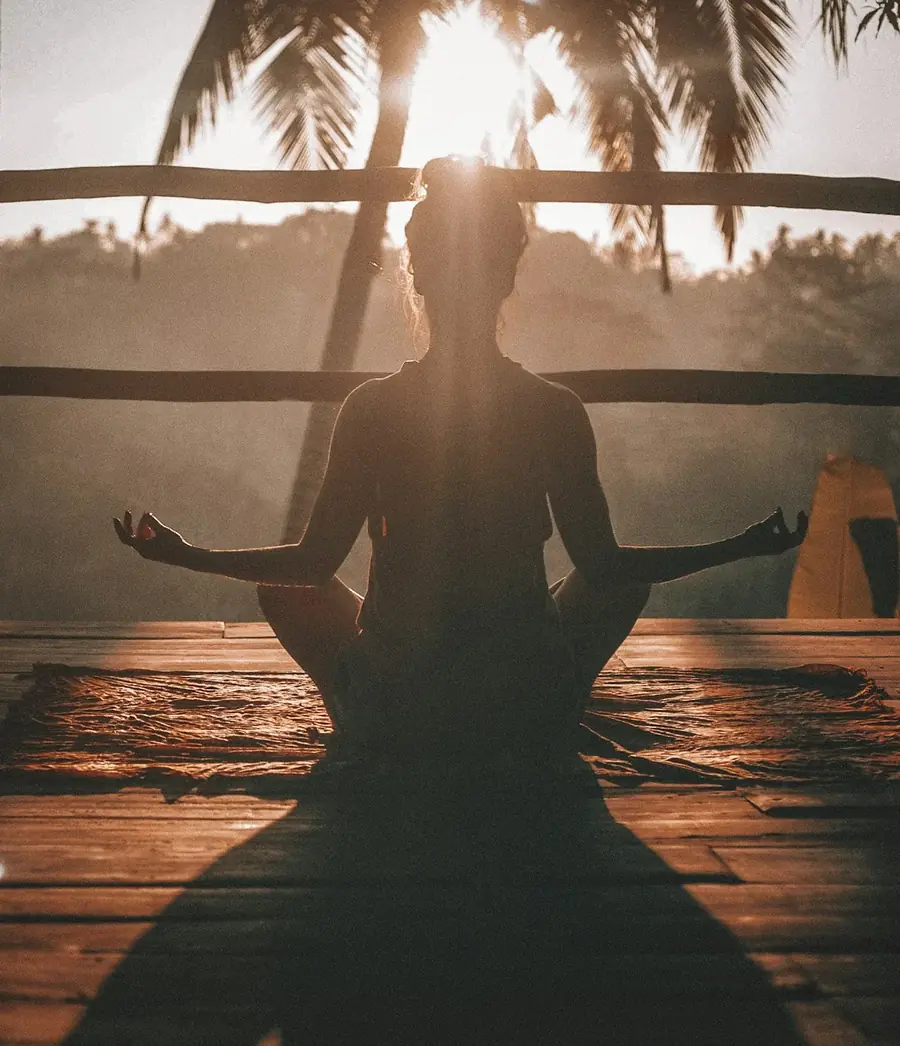 Persona meditando al amanecer