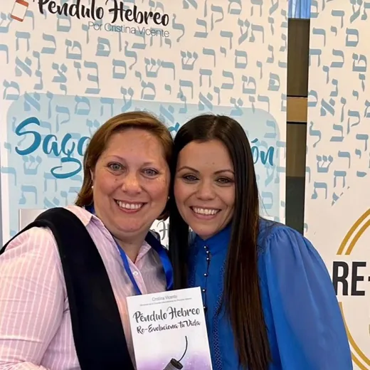 Patricia junto a Cristina Vicente en la Escuela Internacional del Péndulo Hebreo