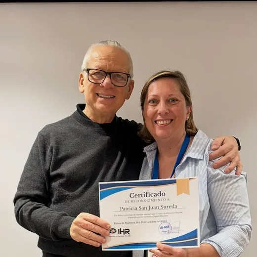 Patricia recibiendo el certificado de Hipnosis Rápida de manos de Daniel Marmor