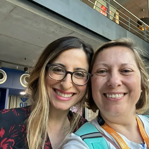 Patricia junto a Mónica Galán Bravo durante un encuentro de formación