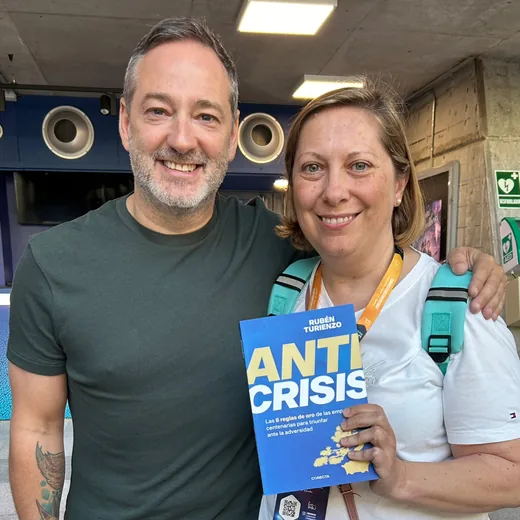 Patricia junto a Rubén Turienzo con su libro Anticrisis